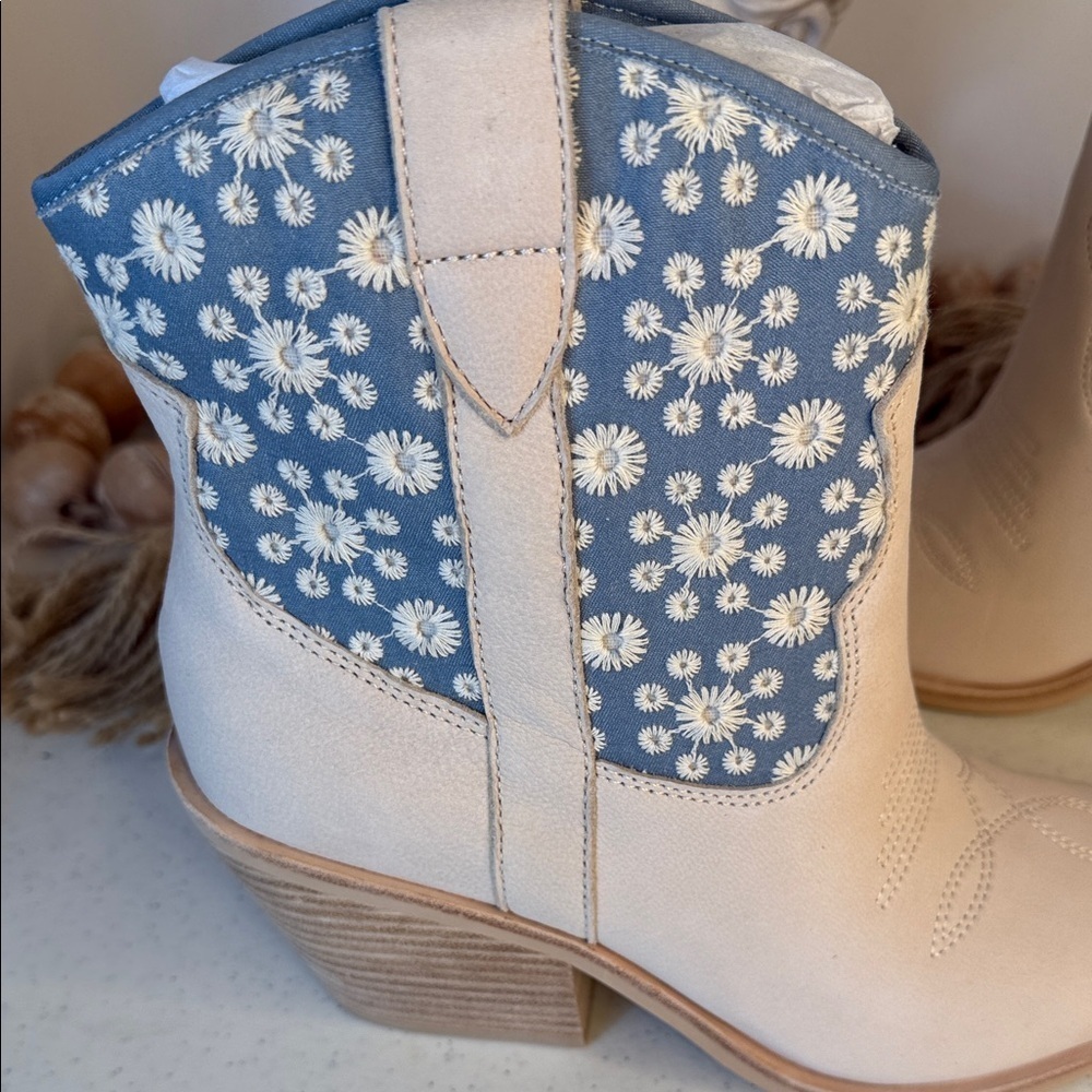 Dolce Vita Nashe women’s Ankle Boot Sz 8.5 Color: Blue Floral Nubuck - Picture 4 of 12
